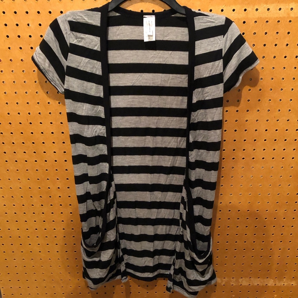 Discreet Striped 2000’s Y2K Black and Gray Short Sleeve Cover Top